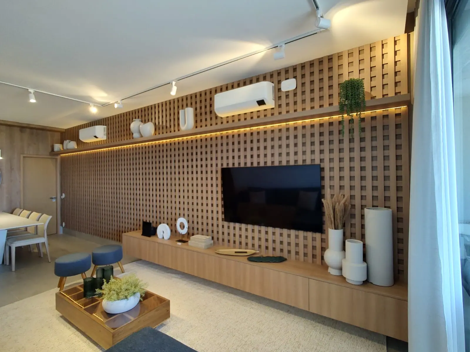 Living com painel de madeira e rack sob medida fabricados pela Dr. Moveleiro